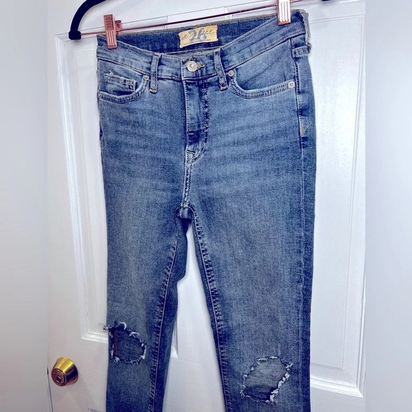 We the free size 26 distressed skinny high rise jeans in excellent condition​ - Picture 3 of 5